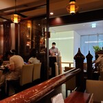 ジャスミン タイ - 雰囲気がありつつも、明るく開放的な店内