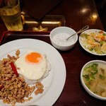 ジャスミン タイ - セット全景。デザートはタピオカです。デフォルトで冷たいジャスミンティーが大きなコップで付いてくるのが、この季節に嬉しいです