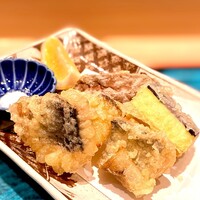 札幌 鮨 よこ田 - ニシン、タチウオ、赤なす、サツマイモ、しいたけ。 一品ずつ目の前で揚げてくれたら、、、鮨屋でそれは夢ですね。