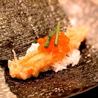 札幌 鮨 よこ田 - カニ脚天ぷらの海苔巻き。 おまえが巻けよバージョン。 この間、鮨職人は裏でタバコ吸ってました。 いや、もちろん、ウソですよ！？ こんなん旨いに決まってますがな。