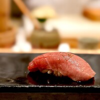 札幌 鮨 よこ田 - 大間産マグロの中トロ。 価格帯からすると、びっくりな品質のマグロがでてきました。 めずらしい薬味がちょい気になりますが、旨い〜。