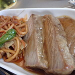 ダイヤモンド・プレミアラウンジ - 牛肉の黒酢餡かけ 　オリエンタルフライドヌードル　しし唐