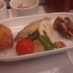 ダイヤモンド・プレミアラウンジ 新千歳空港 - 実伶風ローストビーフ 　粒マスタード　実伶特製ダレ 　南京コロッケ 　小鮎の南蛮漬け　万願寺唐辛子 　麩嘉のよもぎ麩バター焼 　花酢蓮根 　ミニトマトレモン煮