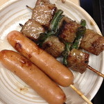 西口やきとん - ホルスタ串とウインナー。