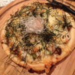 遊食屋 わらべえ - 旬のレンコンを使った和風ピザ。シャキシャキのレンコンとたっぷりのきのこが美味しい。生地はサクサク。