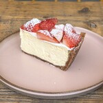 ジュウニブンベーカリーカフェ - いちごチーズケーキ