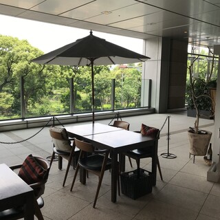 日比谷公園に臨むテラス席