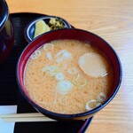 やぶ善 - 出汁が効いた熱々"お味噌汁"を、たっぷりといただけます。