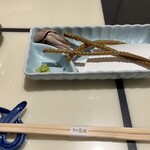 うなぎ 魚政 - 右:骨せんべい
      左:肝わさ