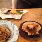 りんご箱 - 手前：ホタテ貝焼きバター乗せ420　奥：長芋とホタテの天ぷら480