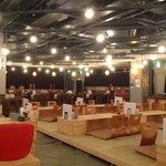 広々とした、地下にあるお店。