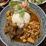 大衆中遊華食堂 八戒 - 麻婆カリィ、牛すじスパイス煮込み