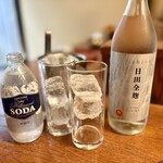 豆水楼 - 焼酎ボトルとソーダ