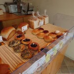  手づくりパン工房 つきのわ - 料理写真:カウンターに様々なパン。
