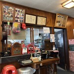 板鼻館 - 調理場には過去に来た有名人の写真が飾ってあります。