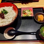 青島海鮮料理 魚益 - 釜揚げしらす丼