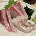 魚と地酒 たら福 - 刺身盛り合わせ 3種 780円。