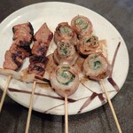 天下の焼鳥 信秀本店 - きも（塩焼き）　ニラとシソのバラ巻