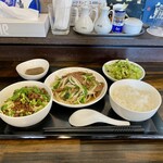四川料理 心 - 
                                Dランチ
                                ハーフ＆ハーフランチ
                                ニラレバ炒め 汁無し担々麺 1400円
                                