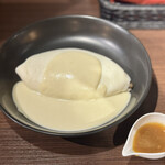 デリツィオーゾ 0141 - シーフードピラフとチーズソースの白いオムライス（2,000円）