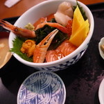 鮪屋みやぎ - 北海丼には小鉢と味噌汁