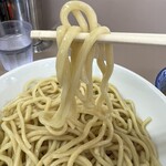 庵悟 - 麺は風味豊かな太麺。啜り心地も良好だ。