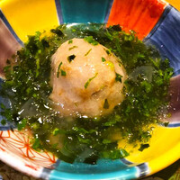 銀座 穂の河 - 穂の河特製蓮根饅頭。おろし金ですりおろし、もちもちになるまで練りあげたものに海老ときくらげを包み込み、油で揚げたものに餡をかけます。