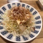 かれんど - まずは、鰹節とお豆腐がのったオニオンサラダ