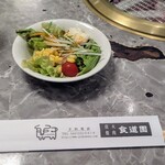 川崎名物 炭火焼肉 食道園 - サラダ