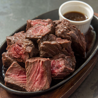 希少な赤身肉のレアステーキ＆肉汁溢れるジューシーなハンバーグ