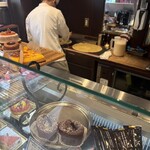 VIRON 渋谷店 - 丁寧にクレープが焼かれていきます