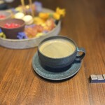 COLTa - ホットコーヒーと奥にはサプライズマカロン