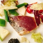 リストランテ カノビアーノ - サラダの中にはちゃんと藁で焼いたカツオが。カツオ、結構食べる機会ありますが、これは絶品でした。満足！