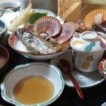 味処・民宿 まつや - 刺身盛り合わせ定食　1620円　刺身のほかにも魚の煮物、天ぷらなどがあり、ごはんは貝めし