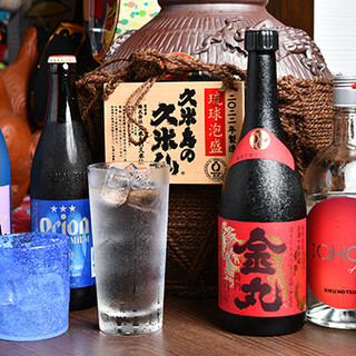 シロップを使用した特製ソフトドリンクや泡盛などを堪能できる