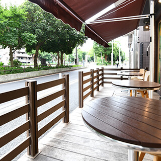 古き良き、明るい店内は落ち着く空間◎テラス席はペットも大歓迎