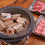 炭火焼肉 莉松苑 - お肉を焼くシーン①