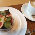 Patisserie Labo Tsuji - イチジクとマスカットのタルトとカプチーノ