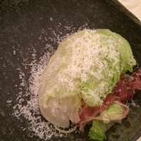 イル ギオットーネ 京都本店 - 大きなキャベツの中にはパスタが。
                目にも楽しい一品です。