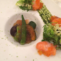 イル ギオットーネ 京都本店 - たくさんのお野菜のジュレとふわふわサーモン。
                サーモンのふわふわ感に感動します。
                本物にとろけました。