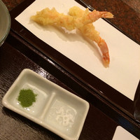 京都祇園 天ぷら八坂圓堂 - サックサクの海老です。
                お塩で頂きます。
