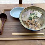 イチバノソバ - トレーで提供されます