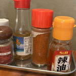 石垣島麺処 八重山そば製麺所 - 2025/6/19 ランチで利用。卓上トッピングの様子。