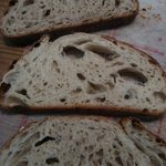 アルチザン・ブーランジェ・クピド - ハード系のパンは切り売りしてくれる。