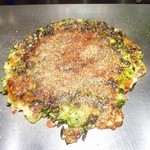 Okonomiyaki Goroppe Shokudou - お皿から、鉄板上に置き置き換えてもらって粉カツオを掛けたところ