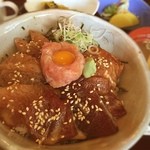 遠野物語 - 三種のマグロを使った名物のあずま丼。メバチとビンチョウのヅケ、ネギトロ。小鉢なども付いてオトク。