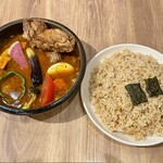 カレー食堂心 秋葉原店 - 塩ザンギとたっぷり野菜のスープカレー(カレー大盛)と玄米ごはん特盛(500g)