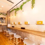 麺屋 煮干組。 - カフェの様な店内