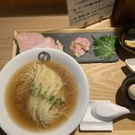 麺処 鶴舞屋 - 昆布水そば（黒）　大盛り　味玉。大葉美味しい♡