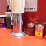 ラーメン二郎 - 卓上調味料